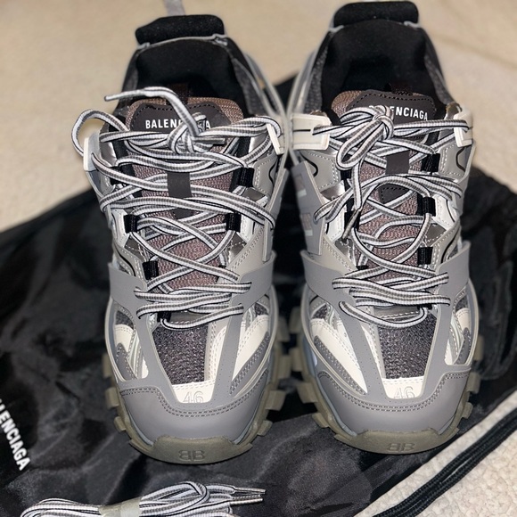 Bought the wrong size , Brand New hasn’t been worn. Selling them for low - Picture 4 of 7